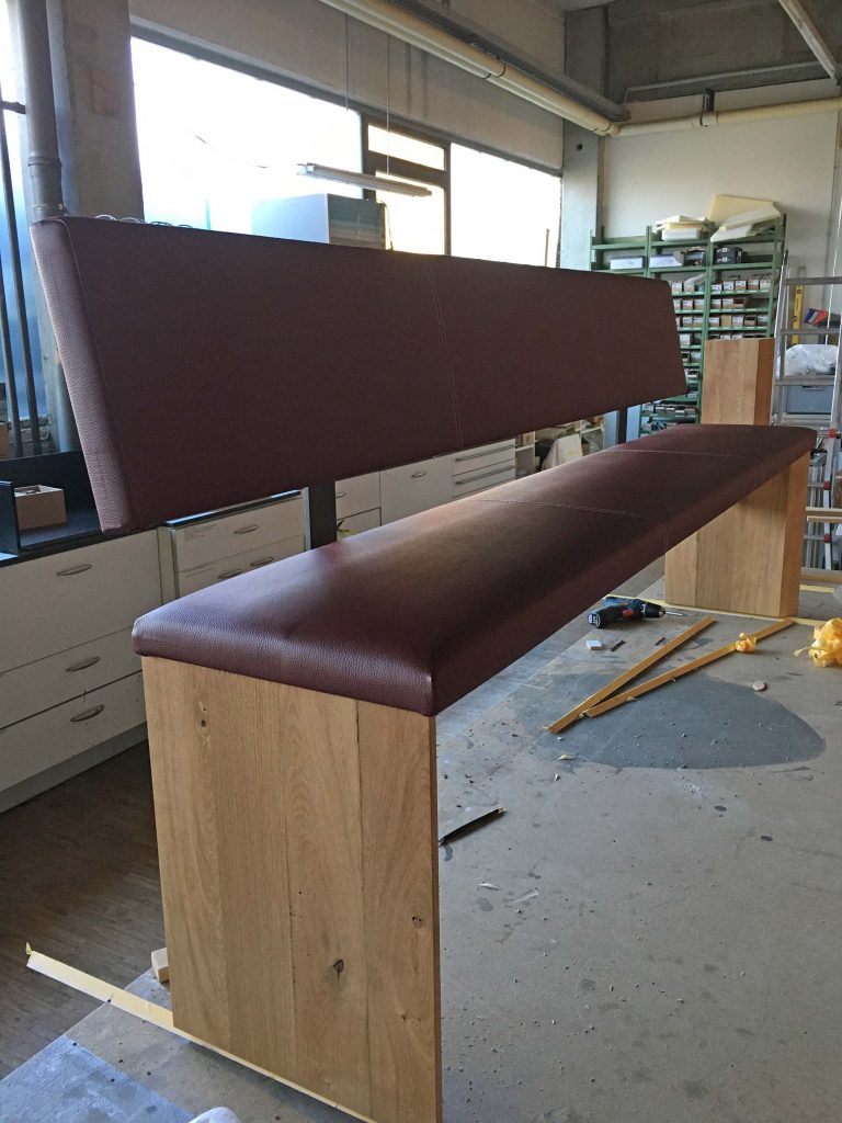 Sitzbank aus Holz mit Lederbezug