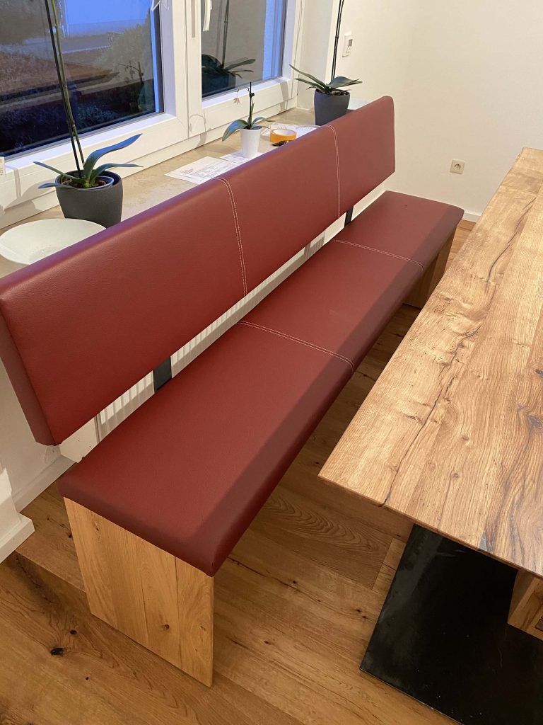 Sitzbank aus Holz mit Lederbezug