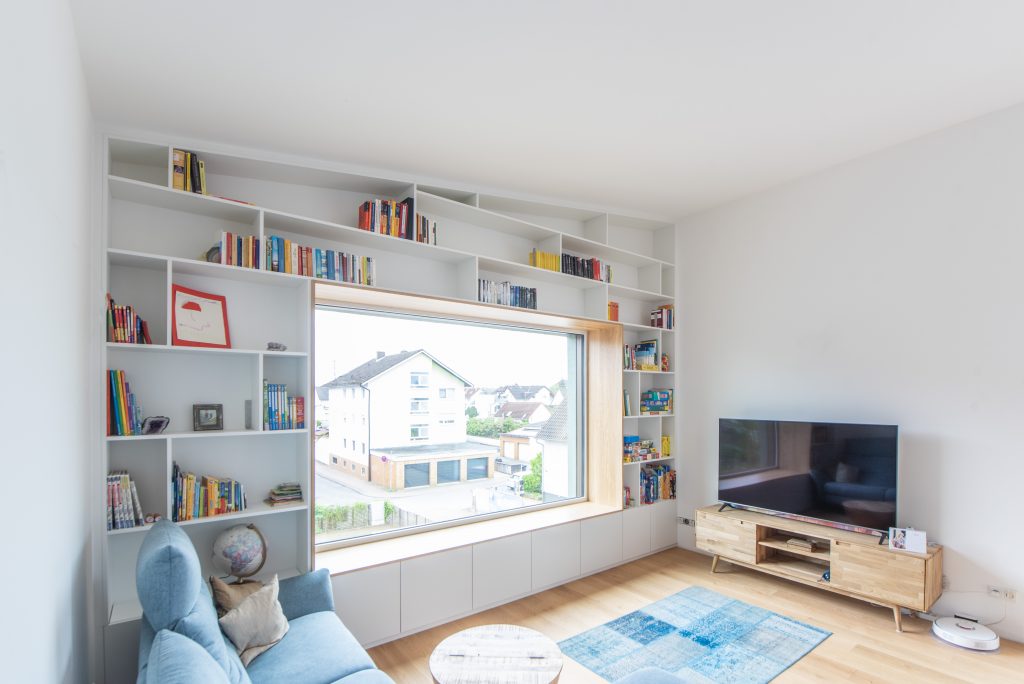Einbau Bücherregal in Dachschräge