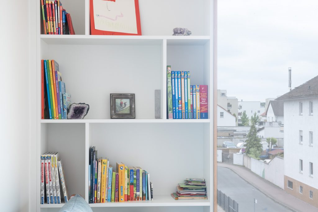 Bücherregal mit versetzter Aufteilung