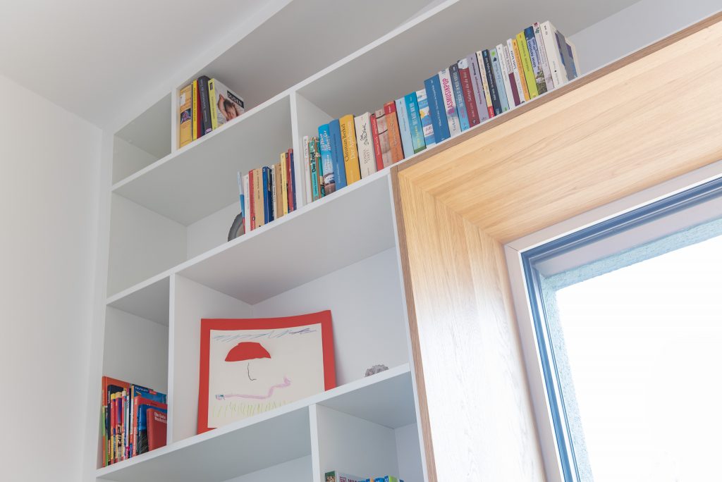 Bücherregal in Dachschräge
