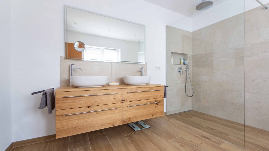 Modernes Badezimmer