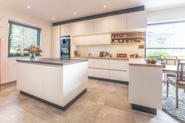 Offene Küche mit Kochinsel und Tresen