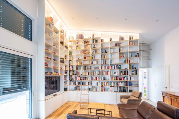 Wandregal im Dachgeschoß