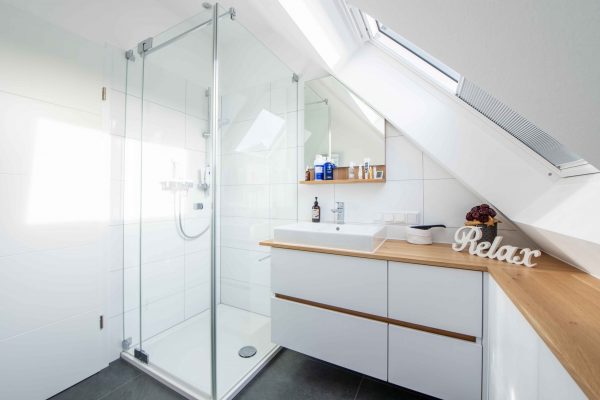 Badmöbel in Dachschräge