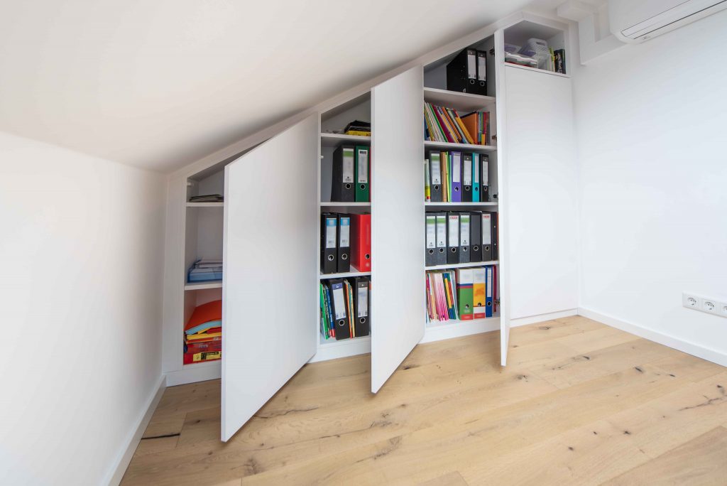 Aktenschrank in Dachschräge