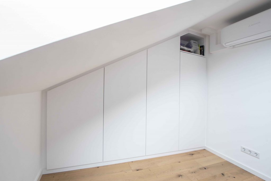 Aktenschrank in Dachschräge