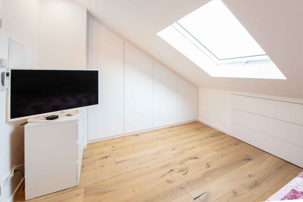 Kleiderschrank in Dachschräge