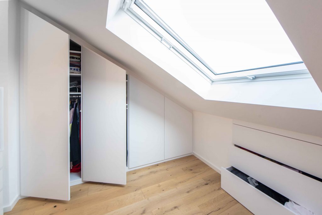 Kleiderschrank in Dachschräge
