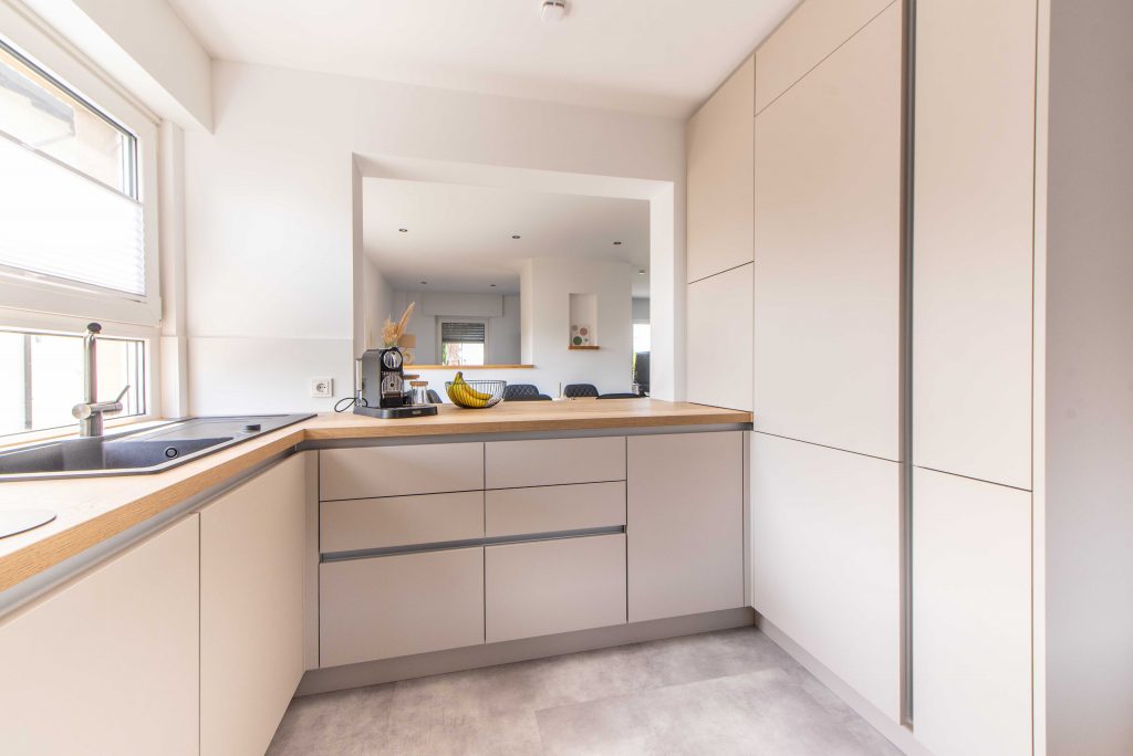 Weiße Küchenfronten grifflos