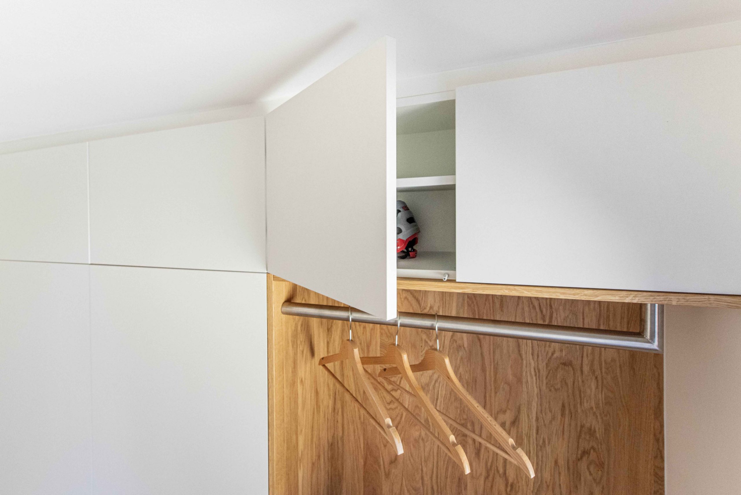 Viel Stauraum in der Garderobe: Platz für Schuhe, Mäntel und auch Fahrradhelm