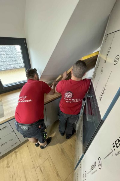 Die Montage einer Küche in einer verwinkelten Dachschräge erfordert handwerkliches Können und viel Erfahrung