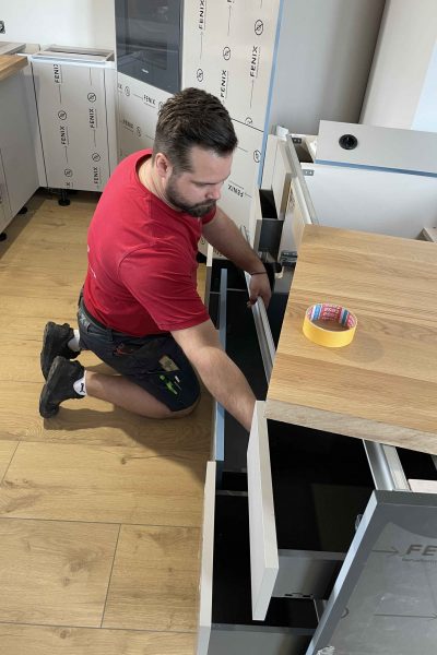 Küchenmontage: Die Griffmulden werden installiert