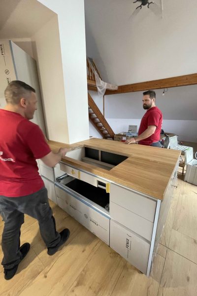 Die Arbeitsplatte aus Eiche ist auf den Millimeter genau an die räumlichen Gegebenheiten angepasst.