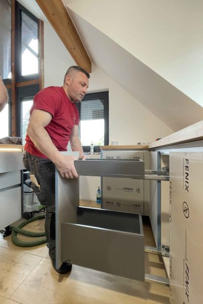 Unser Mitarbeiter montiert einen Apotheker-Auszug