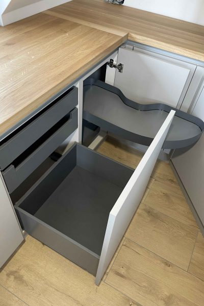 Küchenschränke mit durchdachtem Innenleben: Der Eckschrank mit Schwenkauszug.