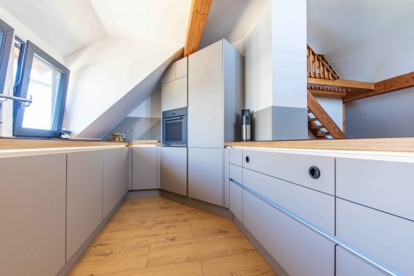 Einbauküche vom Schreiner – Backofen und Kühl-Gefrier-Kombi in Dachschräge