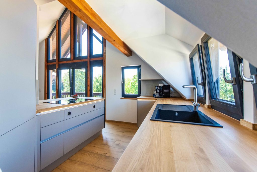 Offener Wohnraum mit maßgefertigter Küche und harmonischem Materialkonzept