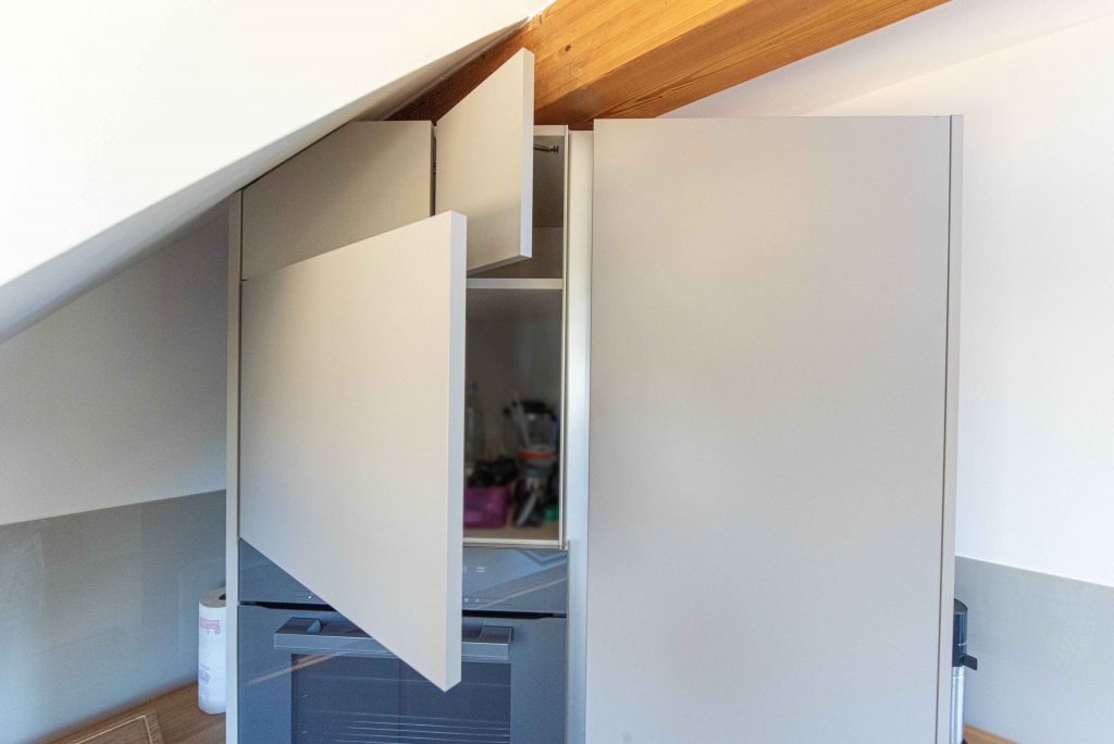 Echte Schreinerküche mit individuellen Stauraumlösungen im Dachgeschoss