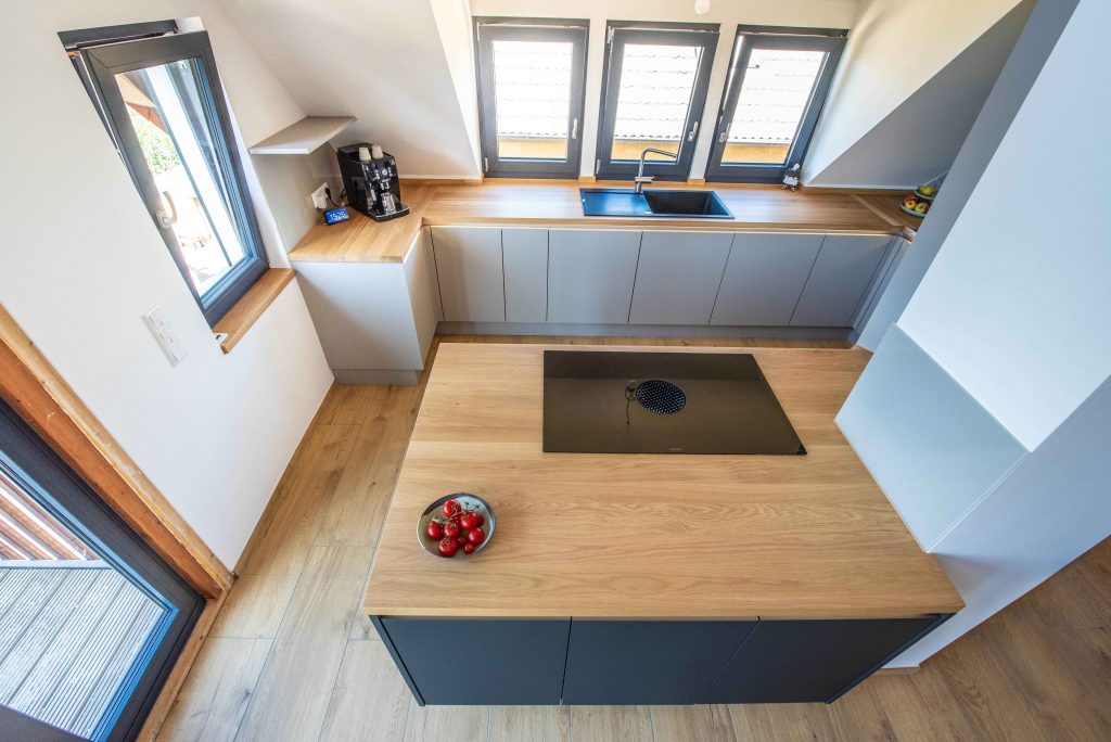 Echte Schreinerküche mit individuellen Stauraumlösungen im Dachgeschoss