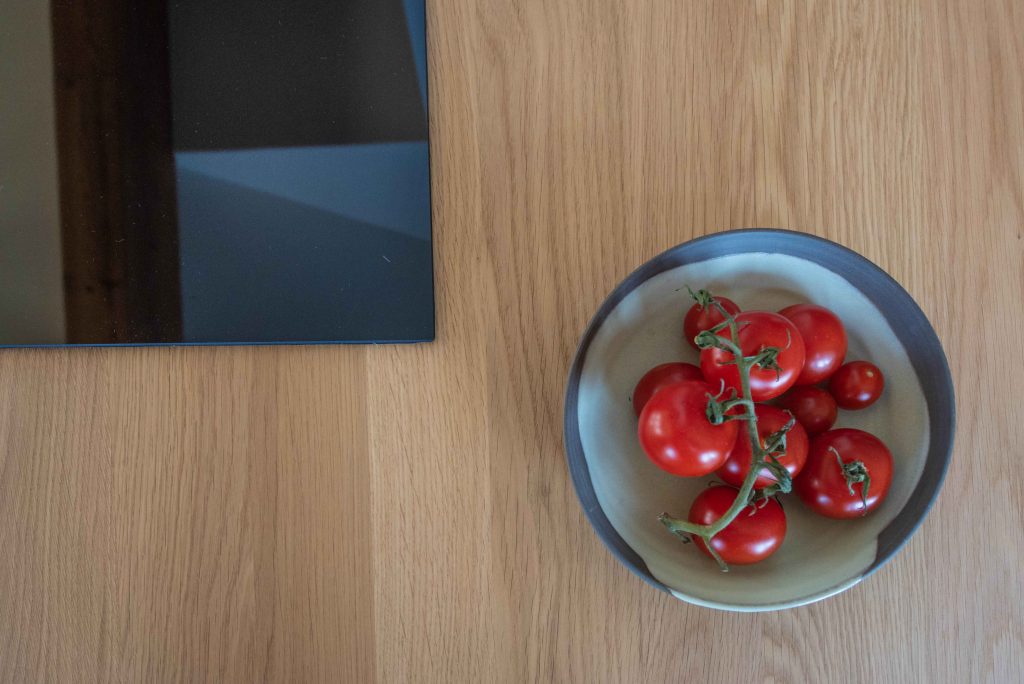 Maßgefertigte Dachgeschossküche mit Eiche-Arbeitsplatte und Bora-Kochfeld