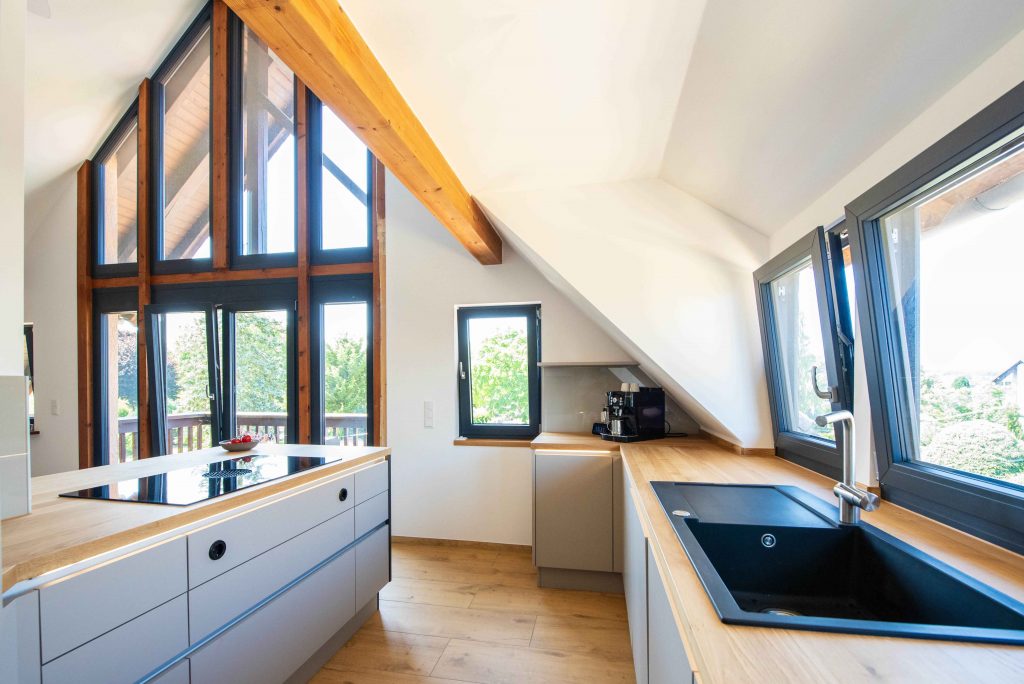 Echte Schreinerküche mit individuellen Stauraumlösungen im Dachgeschoss