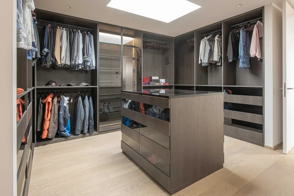 Ankleidezimmer in dunkelbraun