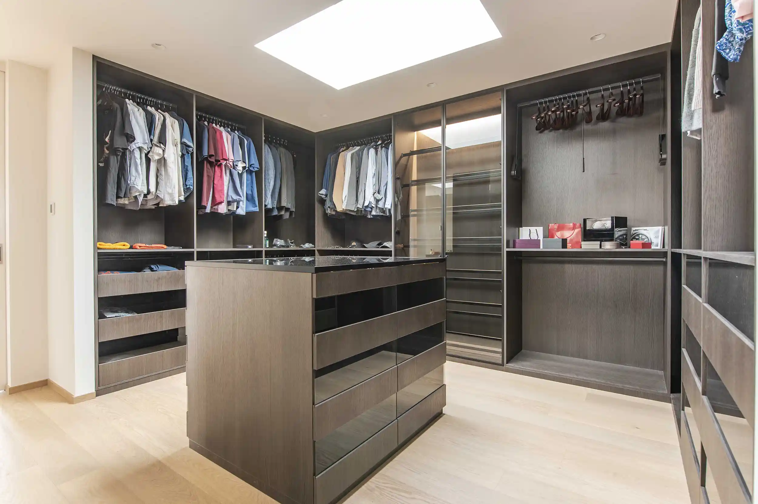 Große Ankleide mit offenen Schränken