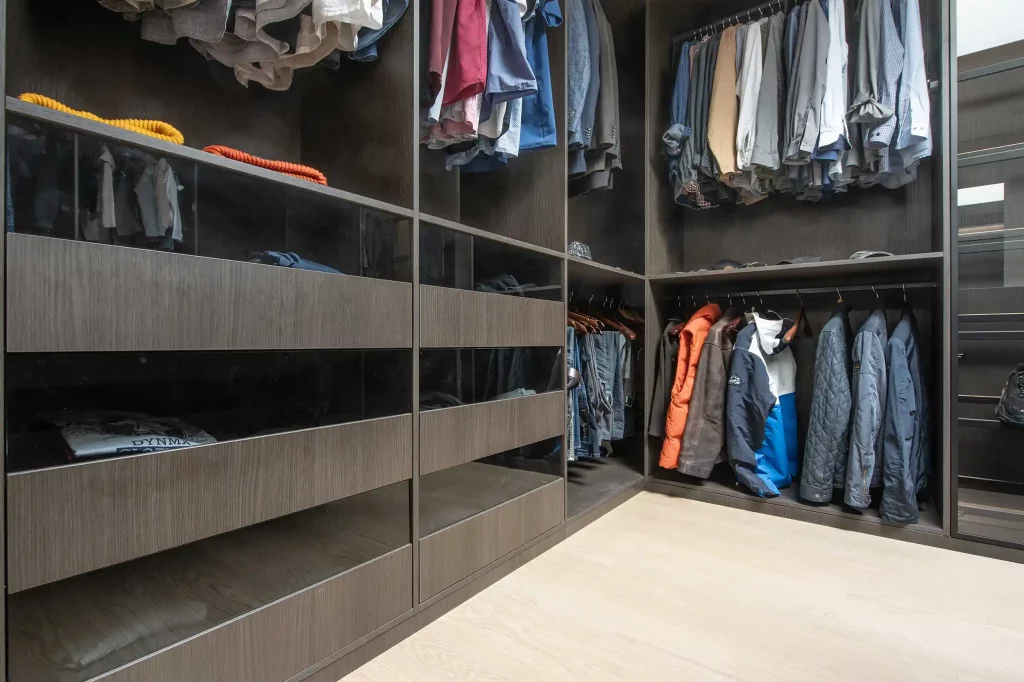 Ankleide in dunkelbraun