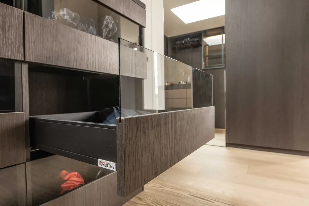 Ankleidezimmer Schubladen mit Glasfront