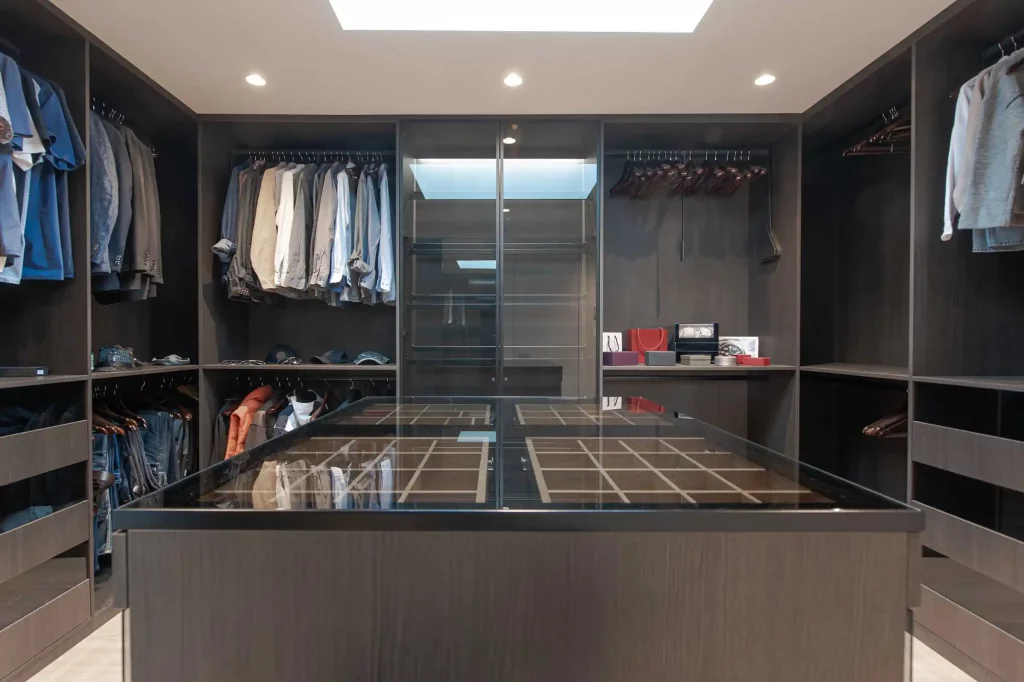 Ankleidezimmer in dunkelbraun