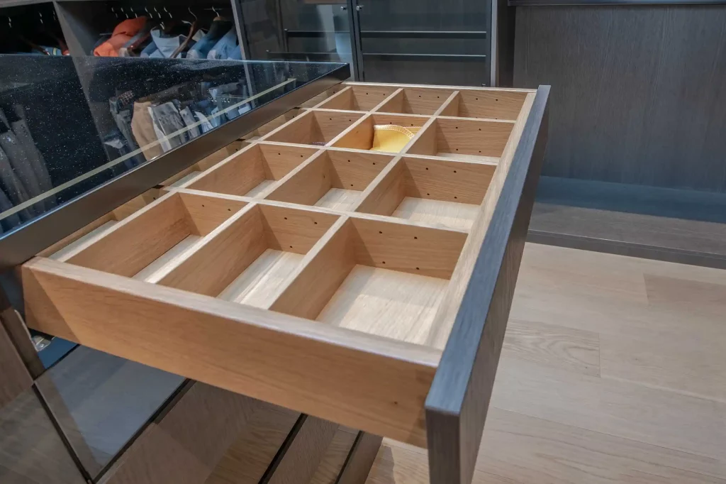 Ankleidezimmer Schmuckvitrine