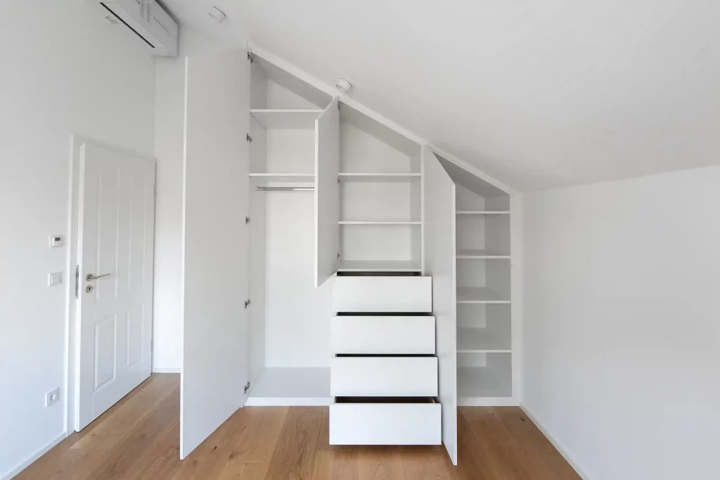 Dachschräge Schrank weiß