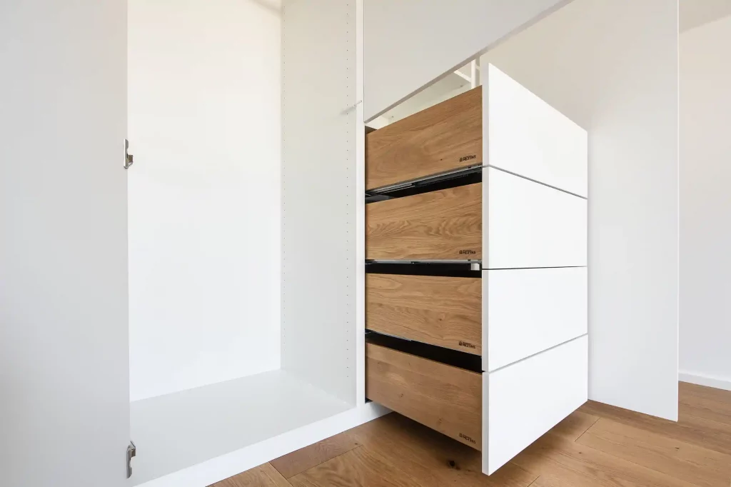 Dachschräge Schrank weiß