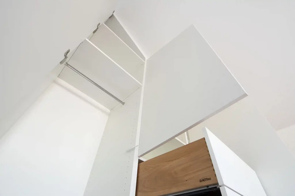 Dachschräge Schrank weiß