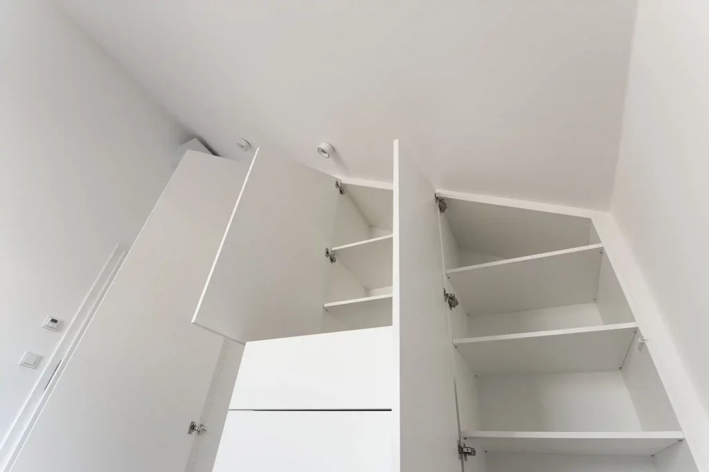 Dachschräge Schrank weiß