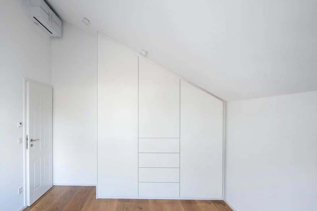 Dachschräge Schrank weiß