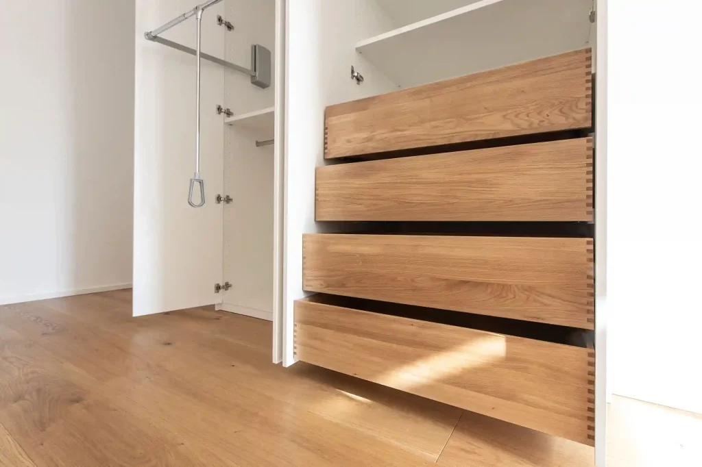 Kleiderschrank Dachschräge mit Kleiderlift