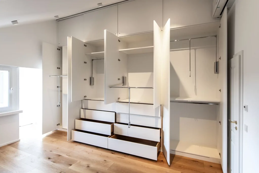 Kleiderschrank Dachschräge weiß mit Kleiderlift