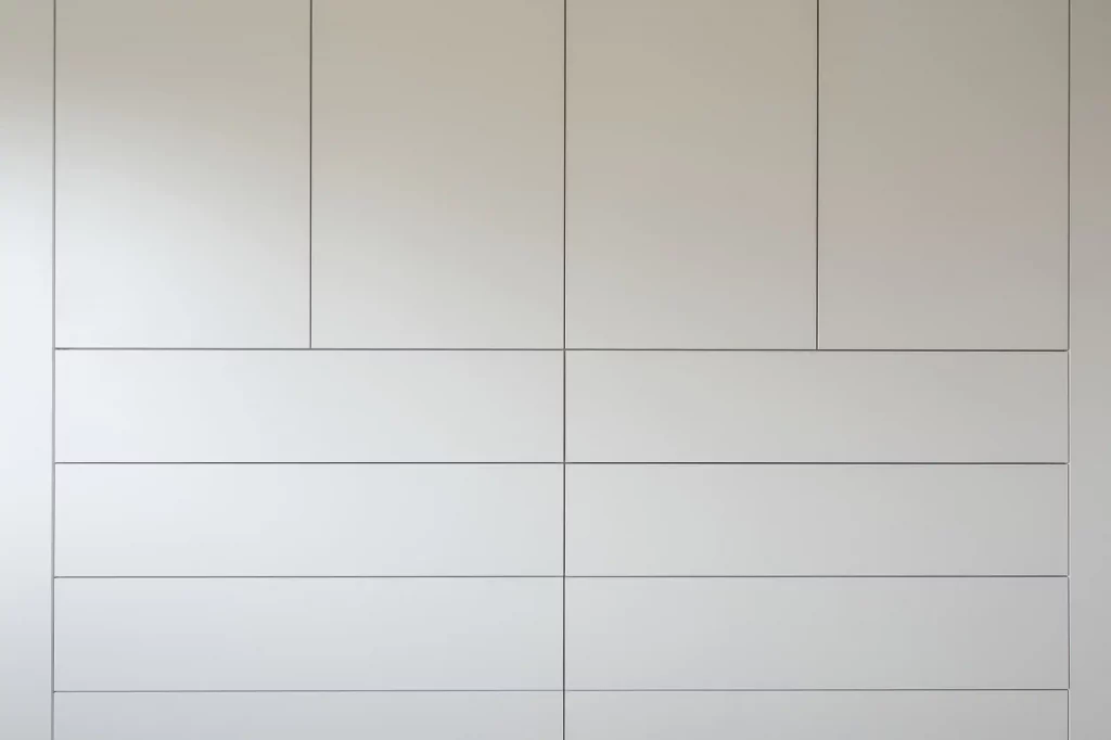 Kleiderschrank Dachschräge weiße Fronten