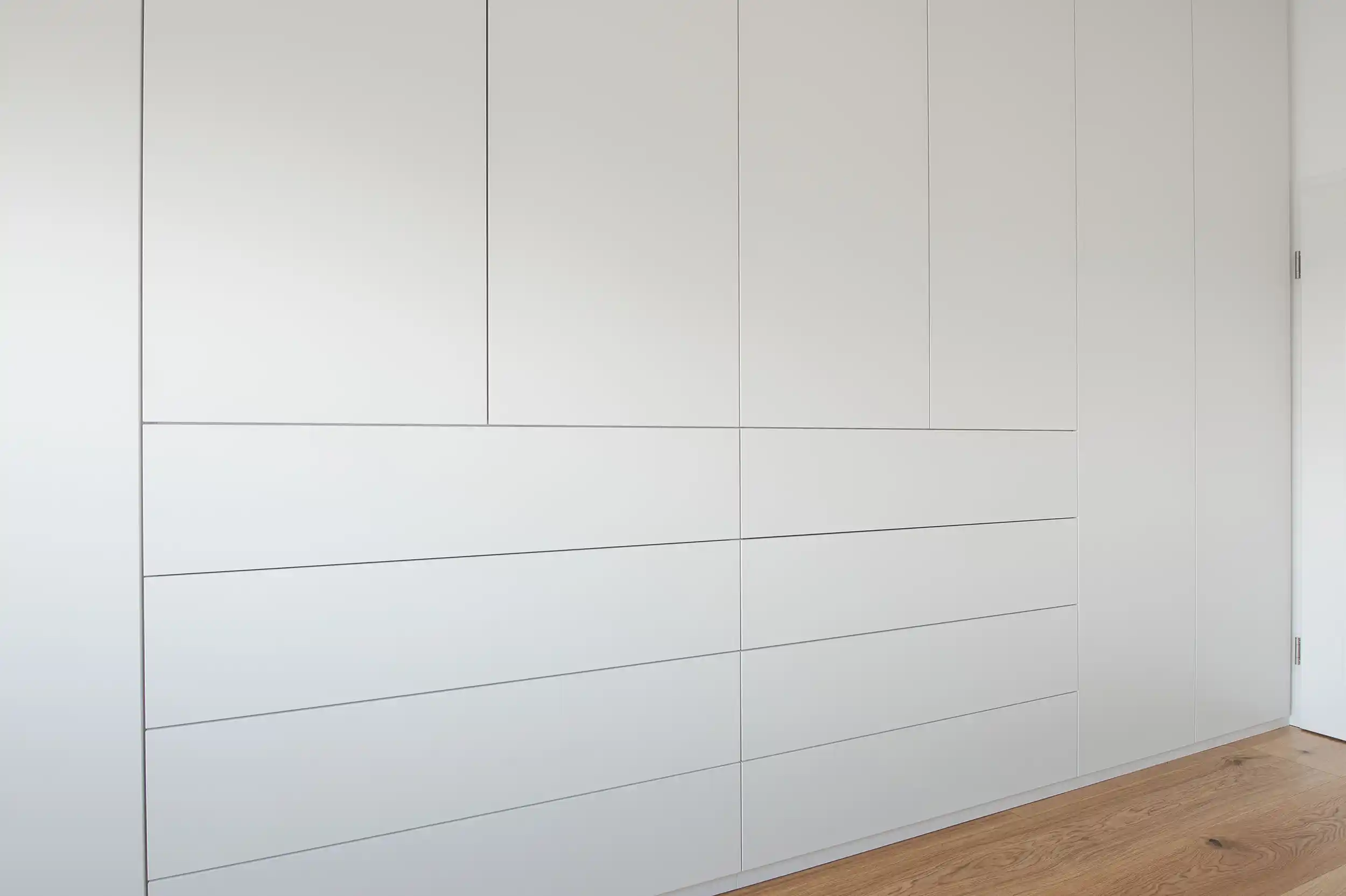 Kleiderschrank Dachschräge weiß Schubläden