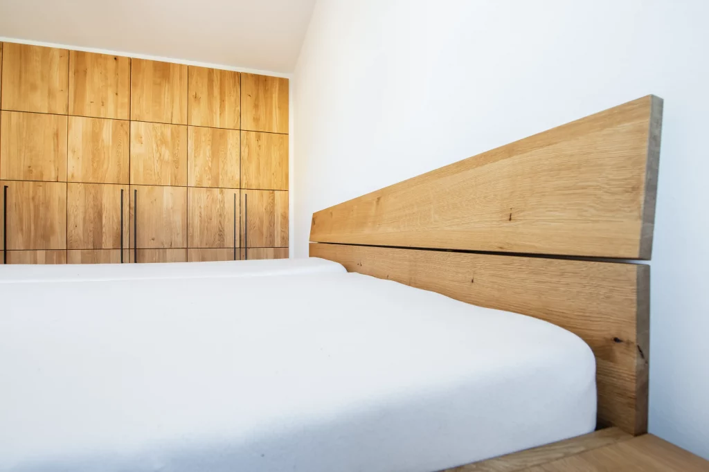 Bett aus Eiche Massivholz, individuell gefertigt