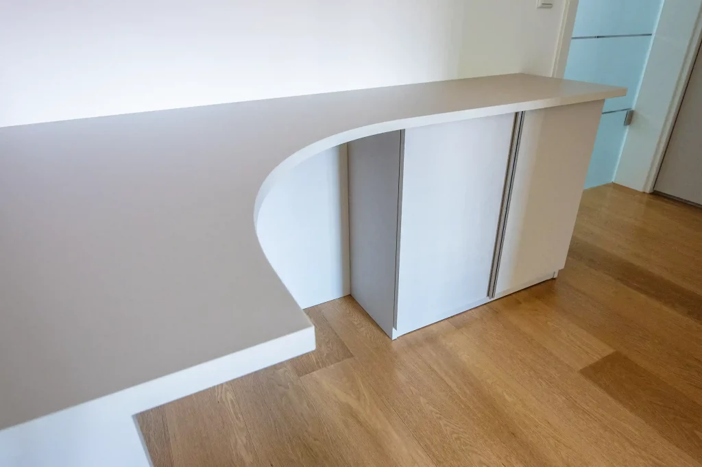 Ecktisch im Ankleidezimmer