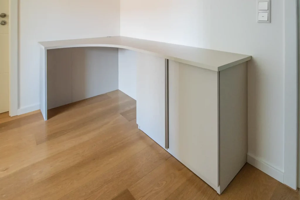 Ecktisch im Ankleidezimmer