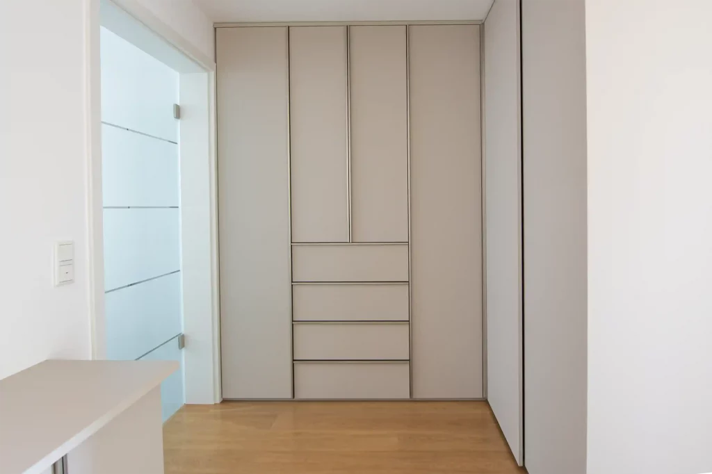 Moderne Ankleide in L-Form