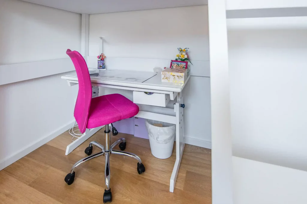 Hochbett mit Schreibtisch