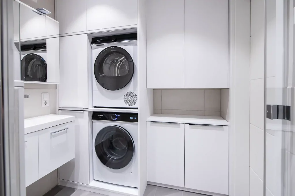 Waschmaschinenschrank und Wäschesammler