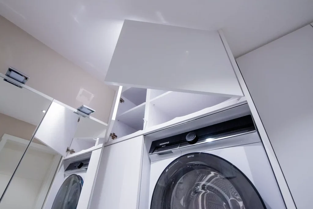 Waschküche mit Waschmaschinenschrank