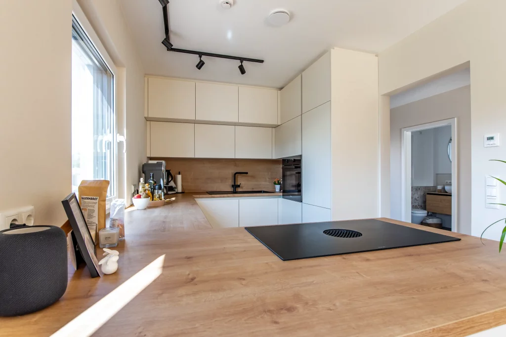 Helle, moderne Küche im Neubau