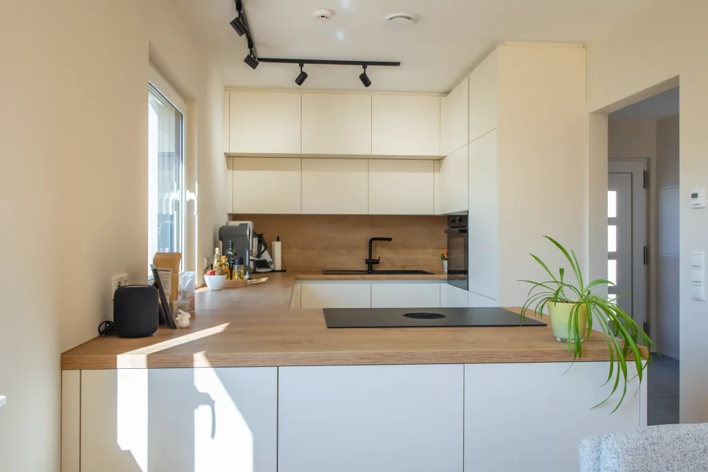 Helle, moderne Küche im Neubau